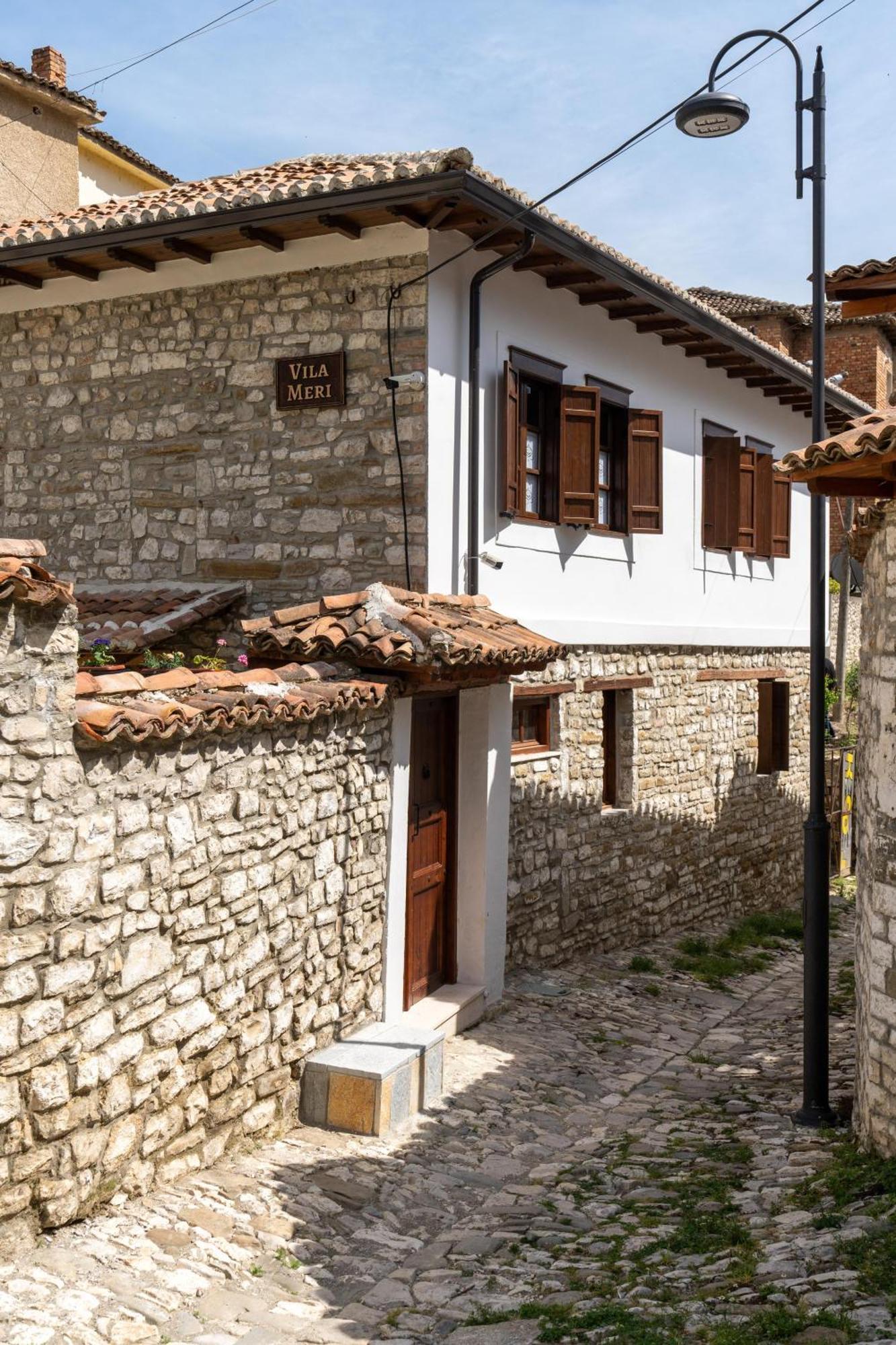 Vila Meri Berat Bagian luar foto